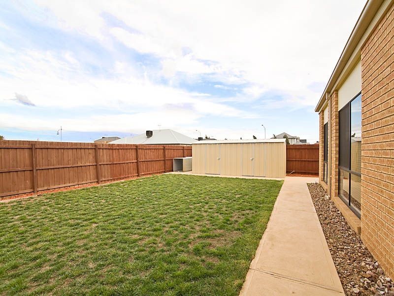 3 Brunswick Place, Taylors Hill VIC 3037