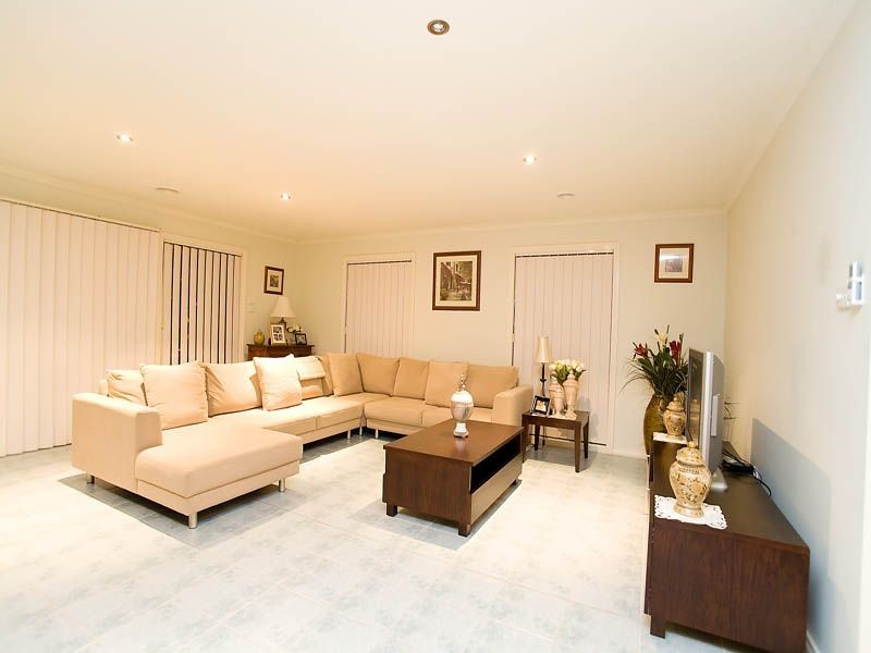 4 Clyde Close, Taylors Hill VIC 3037