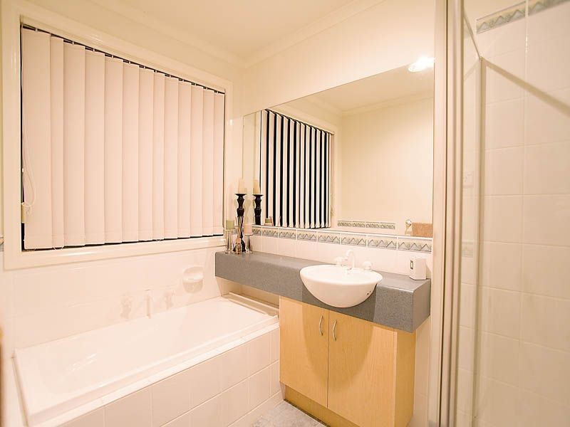 4 Clyde Close, Taylors Hill VIC 3037