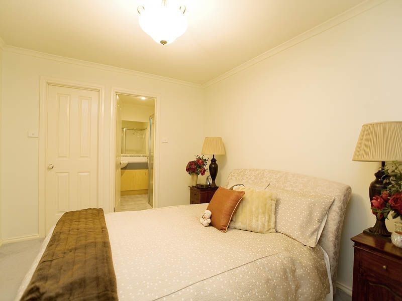 4 Clyde Close, Taylors Hill VIC 3037