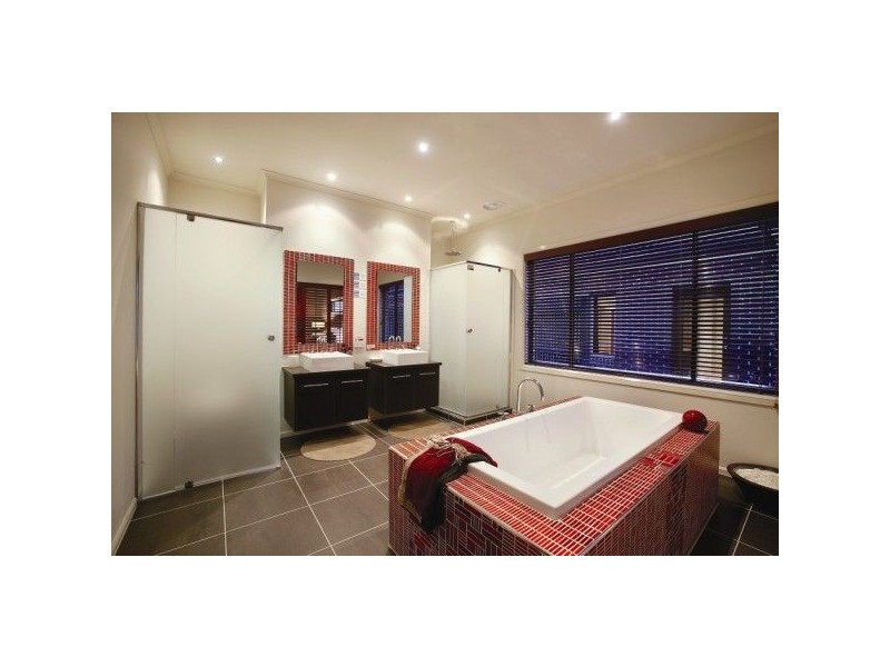 8 Selwyn Close, Caroline Springs VIC 3023