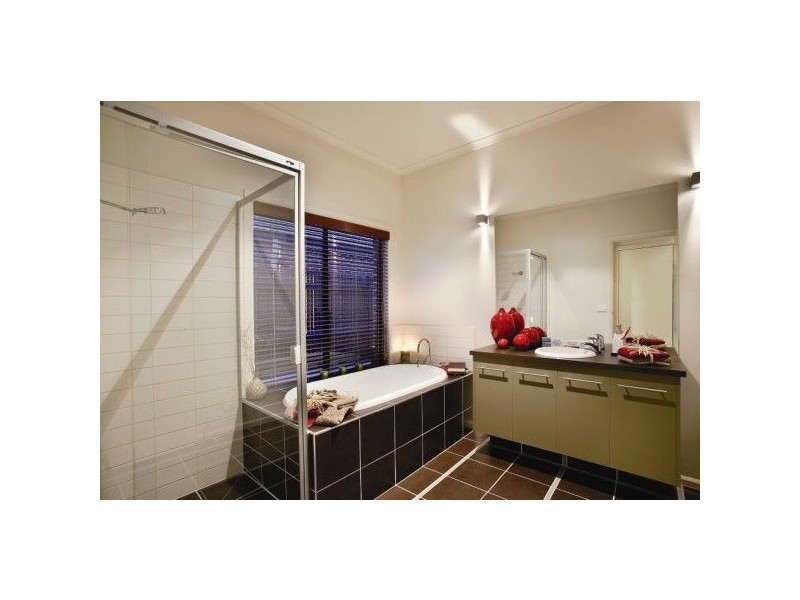 8 Selwyn Close, Caroline Springs VIC 3023