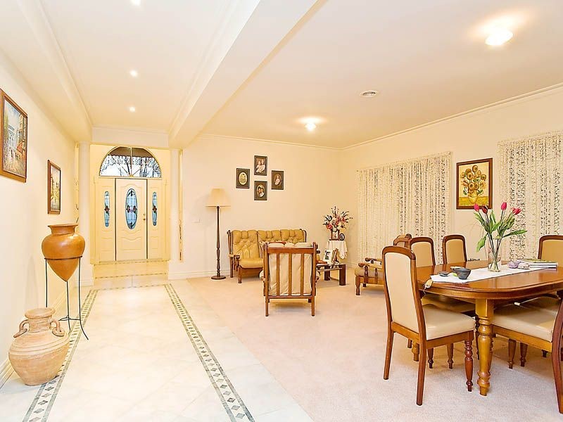 8 Midland Way, Taylors Lakes VIC 3038