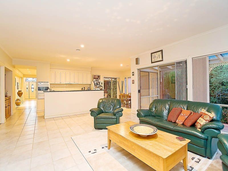 8 Midland Way, Taylors Lakes VIC 3038