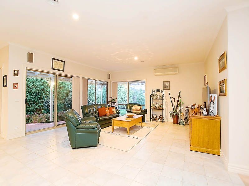 8 Midland Way, Taylors Lakes VIC 3038