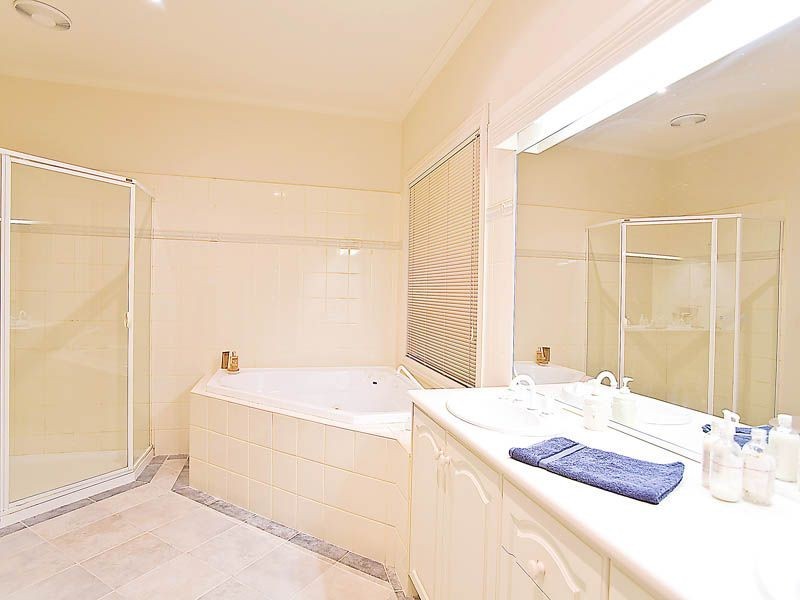 8 Midland Way, Taylors Lakes VIC 3038