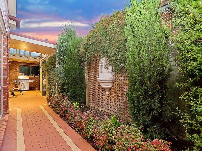 8 Midland Way, Taylors Lakes VIC 3038