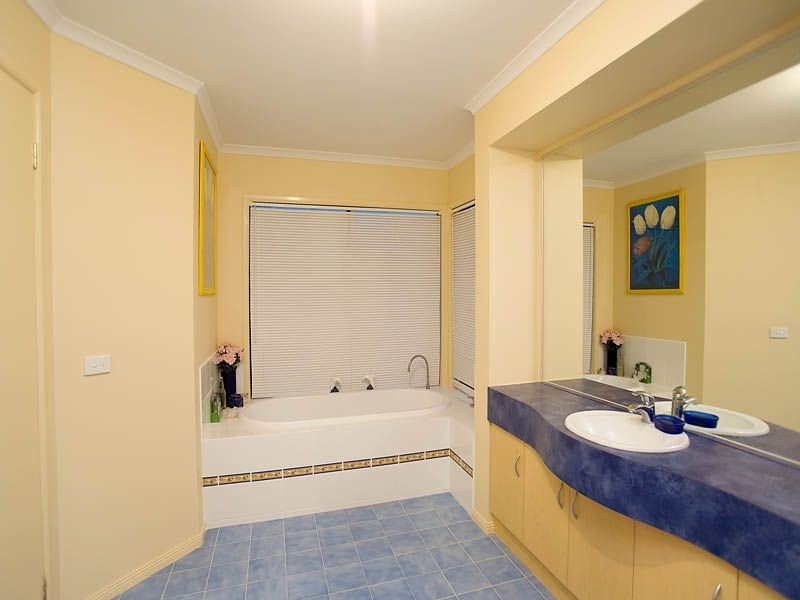 18  Streeton Court, Taylors Lakes VIC 3038