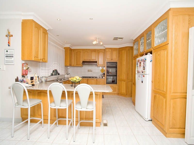 4 Bellbird Avenue, Taylors Lakes VIC 3038