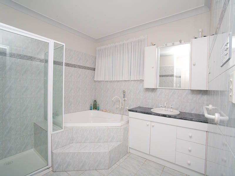 4 Bellbird Avenue, Taylors Lakes VIC 3038