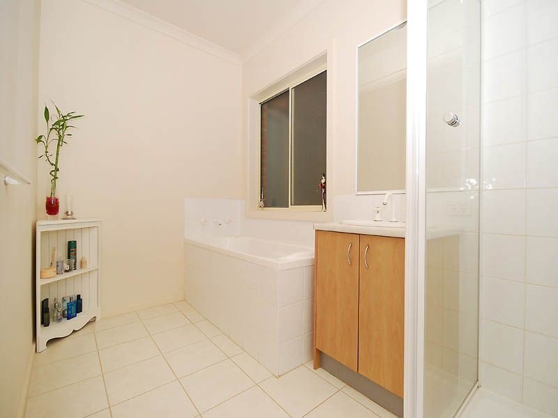 10 Tintern Loop, Hillside VIC 3037