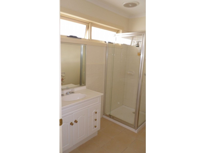 1/40 Robertsons Rd, Taylors Lakes VIC 3038