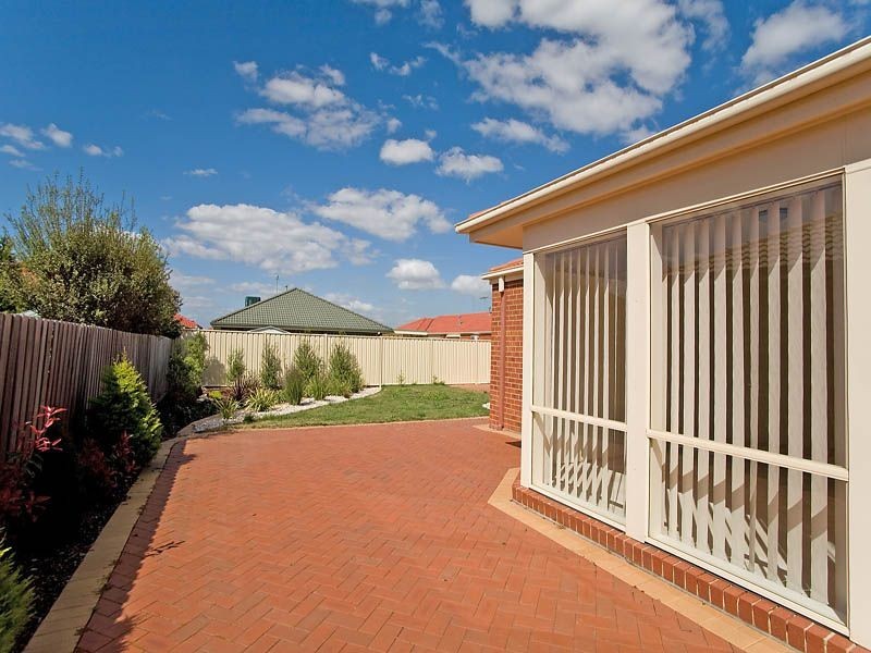 8 Corama Court, Sydenham VIC 3037