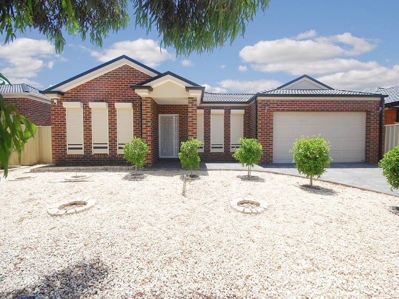 14 Isabella Grove, Taylors Hill VIC 3037