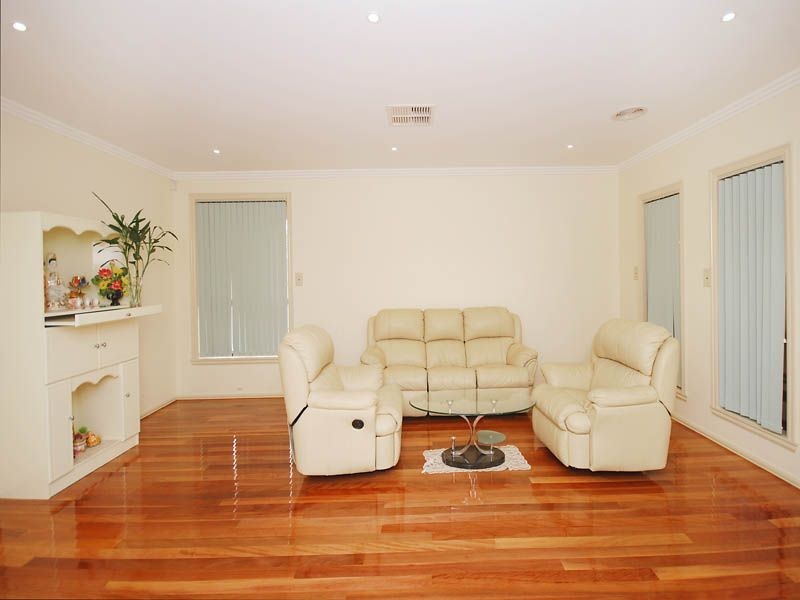 14 Isabella Grove, Taylors Hill VIC 3037