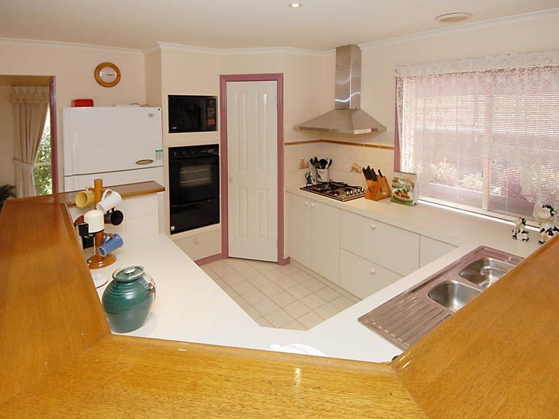 9 Honeysuckle Avenue, Hillside VIC 3037