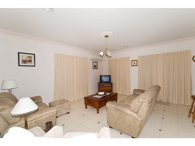 22 Cleland Way, Caroline Springs VIC 3023