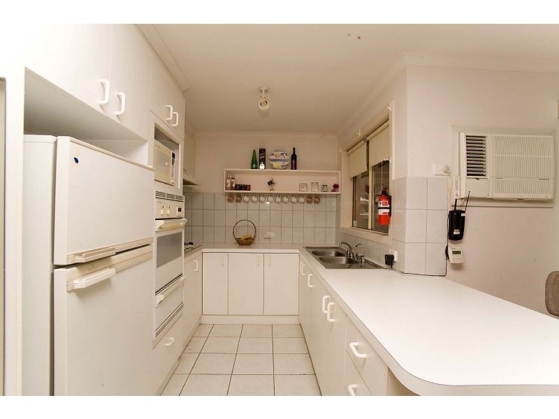 33 Manchester Drive, Sydenham VIC 3037