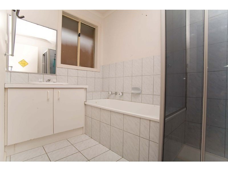 33 Manchester Drive, Sydenham VIC 3037