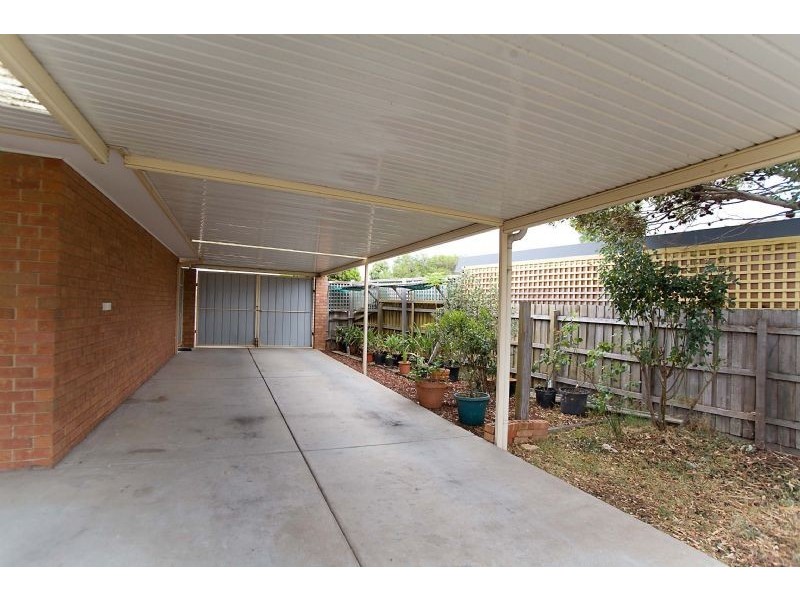 33 Manchester Drive, Sydenham VIC 3037