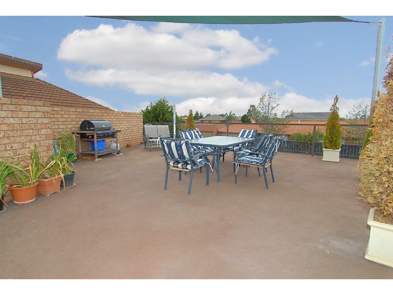 32  Messina Crescent, Taylors Lakes VIC 3038