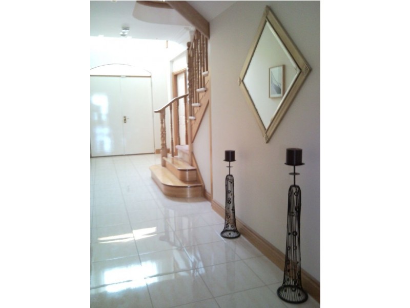 2 Waterford Close, Sanctuary Lakes VIC 3030