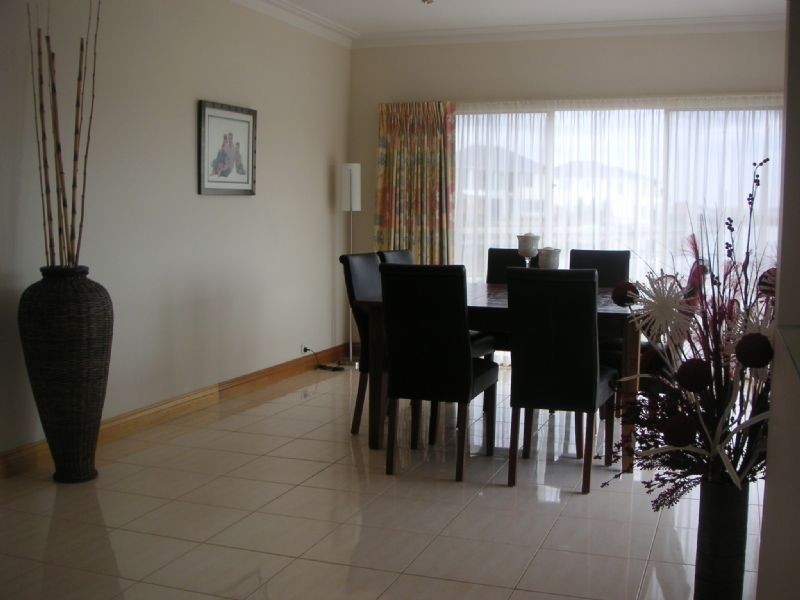 2 Waterford Close, Sanctuary Lakes VIC 3030