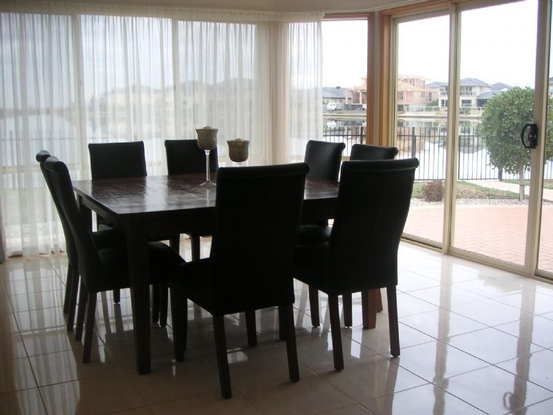 2 Waterford Close, Sanctuary Lakes VIC 3030