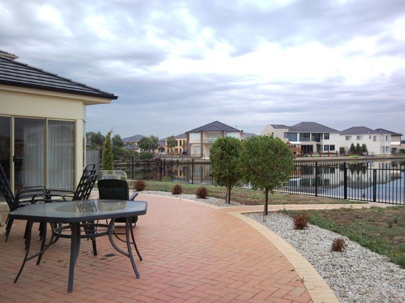 2 Waterford Close, Sanctuary Lakes VIC 3030