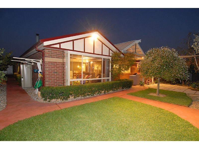 6 Favaro Place, Hillside VIC 3037