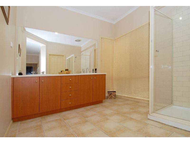 15 Duchess Court, Hillside VIC 3037