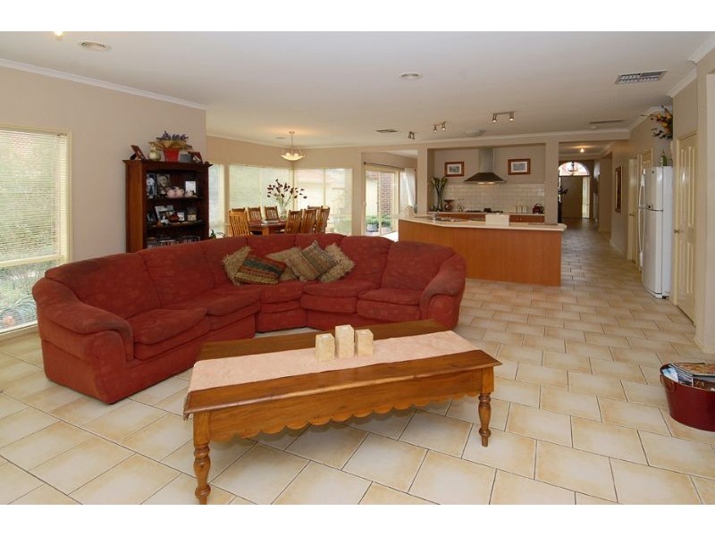 15 Duchess Court, Hillside VIC 3037