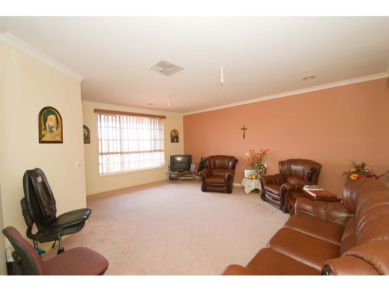 8 Streeton Court, Taylors Lakes VIC 3038