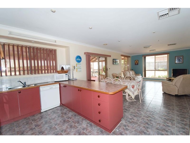 8 Streeton Court, Taylors Lakes VIC 3038