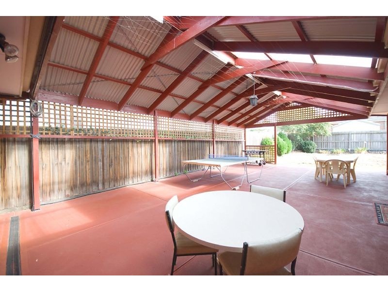 8 Streeton Court, Taylors Lakes VIC 3038