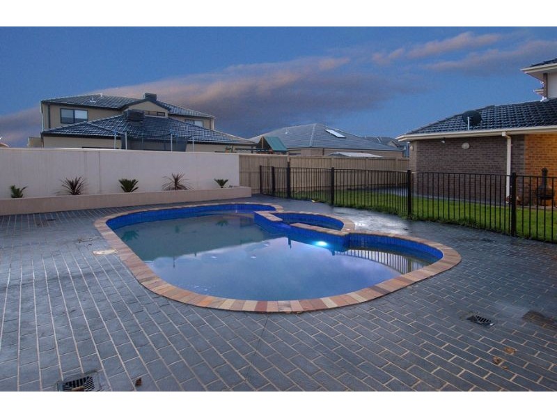 19 Brunswick Place, Taylors Hill VIC 3037