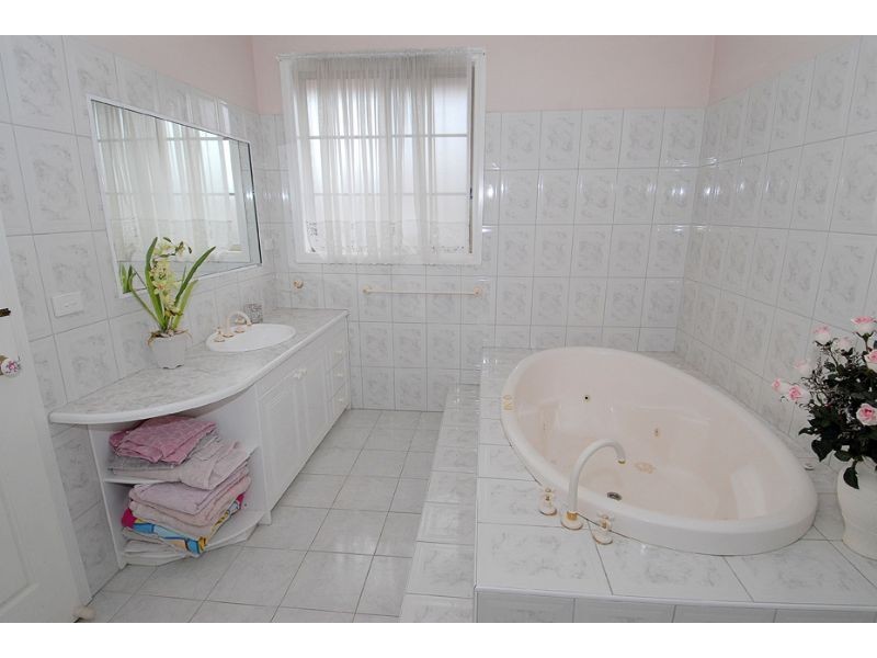 72a Lady Nelson Way, Taylors Lakes VIC 3038