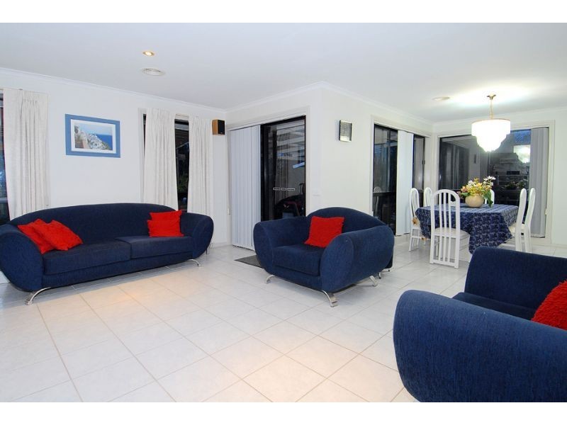 11 Kinnaird Court, Taylors Lakes VIC 3038