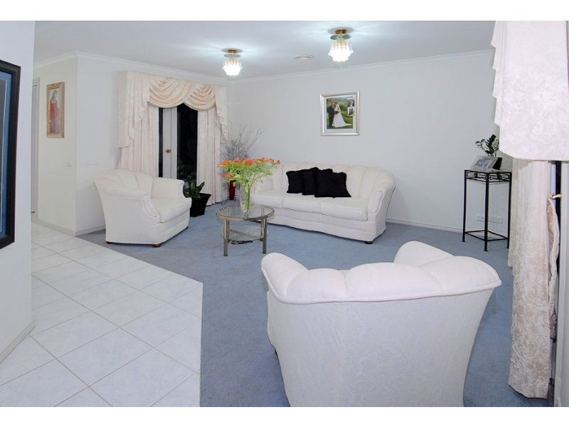 11 Kinnaird Court, Taylors Lakes VIC 3038