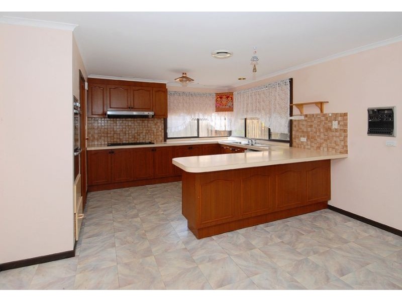 34 Cocoparra Crescent, Taylors Lakes VIC 3038