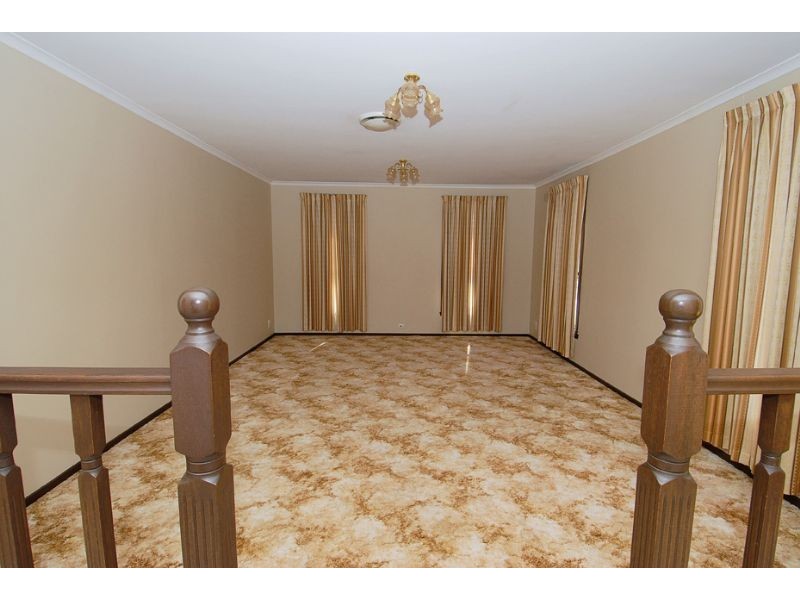 34 Cocoparra Crescent, Taylors Lakes VIC 3038