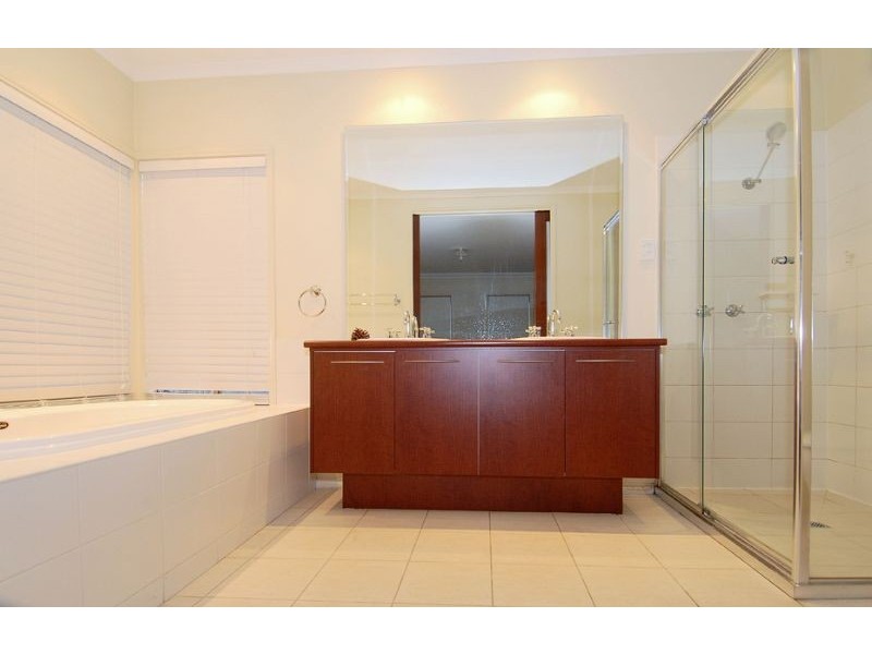 23 Cambridge Crescent, Taylors Lakes VIC 3038