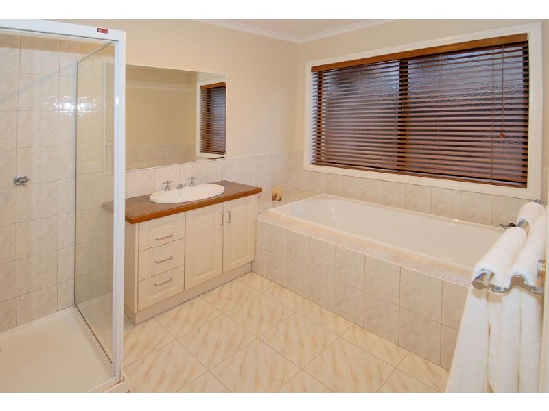 2/183 Copernicus Way, Keilor Downs VIC 3038