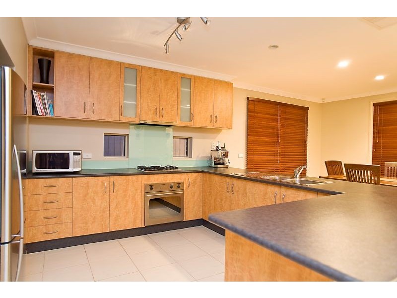17 Robina Road, Sydenham VIC 3037