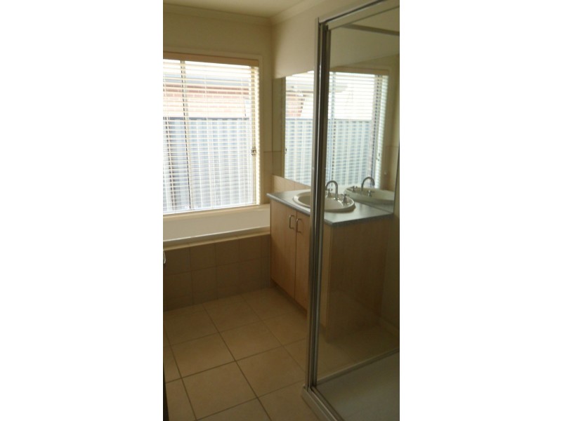 33 Melfin Drive, Hillside VIC 3037