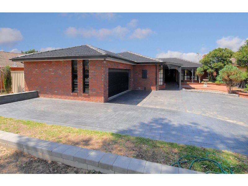 18 Lionheart Avenue, Taylors Lakes VIC 3038