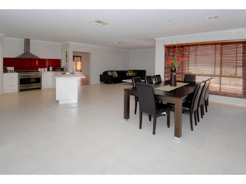 13 Salisbury Court, Hillside VIC 3037