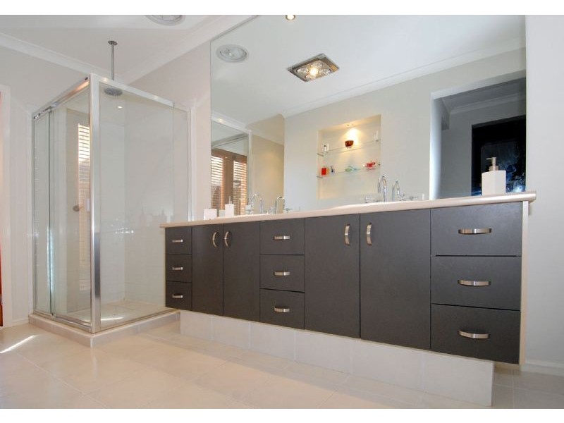 13 Salisbury Court, Hillside VIC 3037