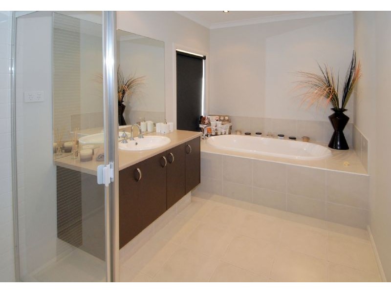 13 Salisbury Court, Hillside VIC 3037