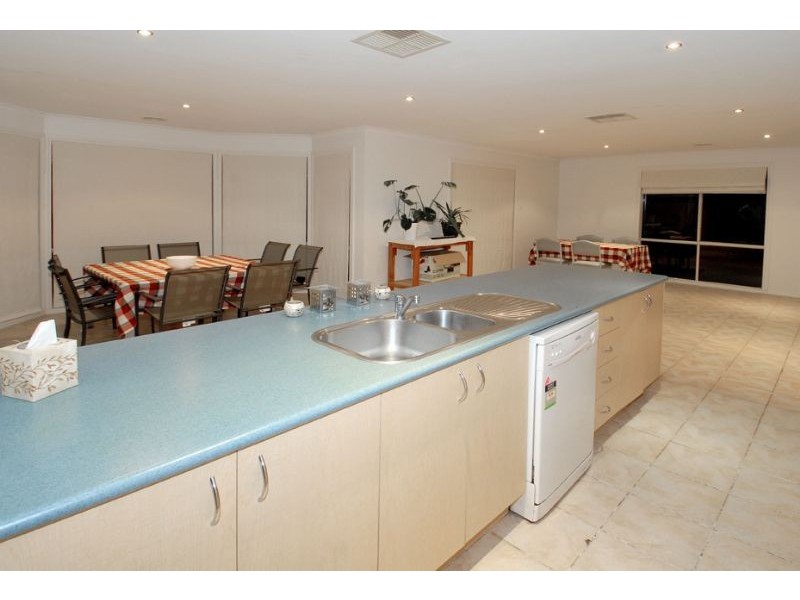 5 Southbank Walk, Taylors Hill VIC 3037